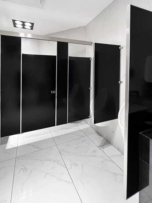 Sujeción lateral que permite limpieza constante