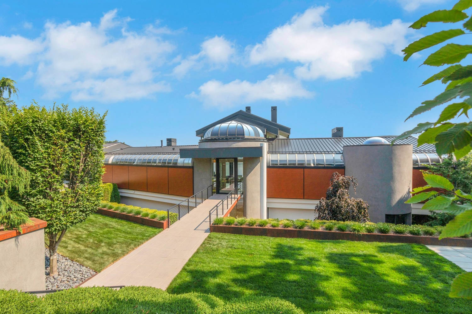 Woodgrain Aluminum Cladding in Michigan Residence