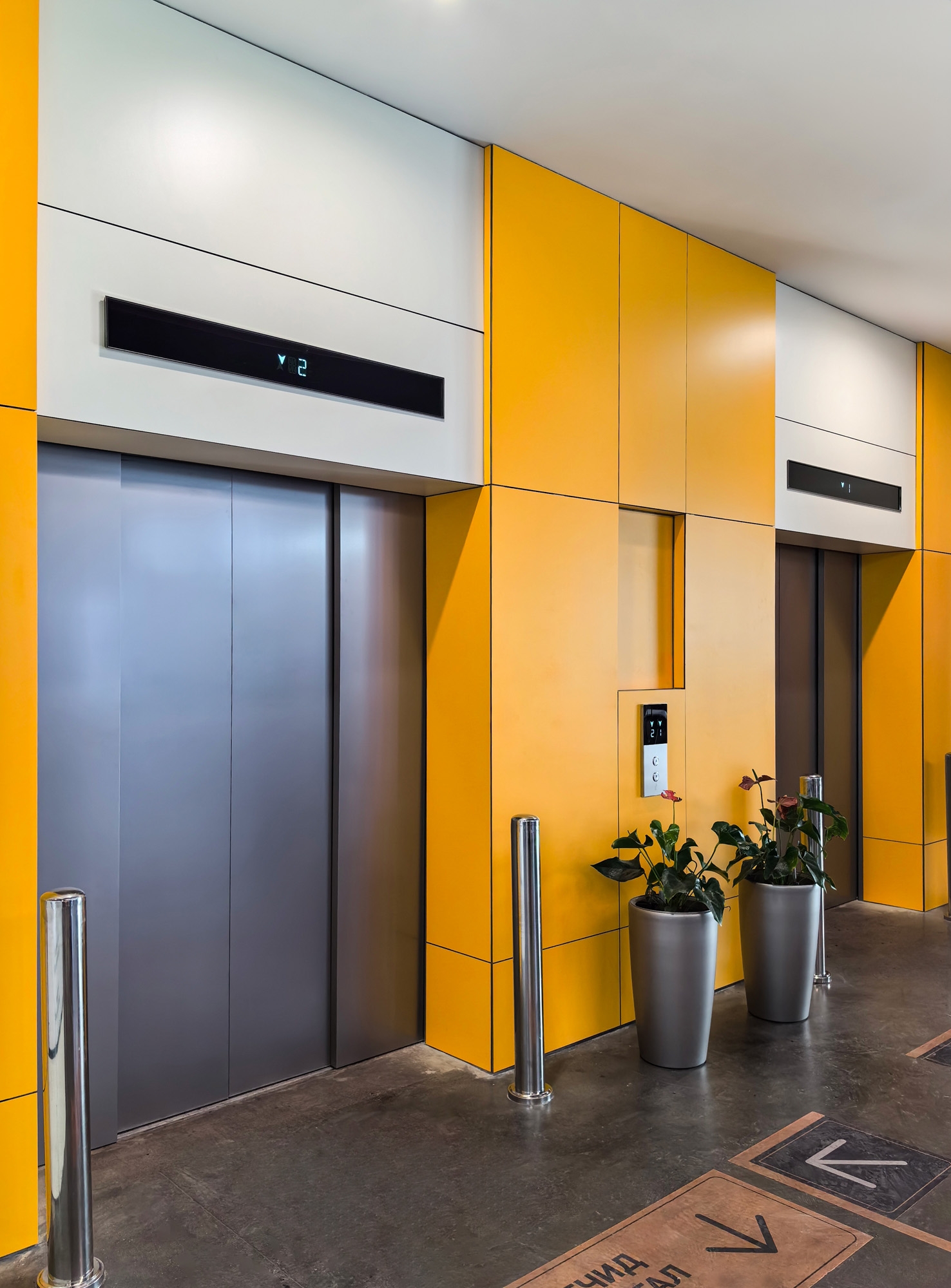 Paneles y lockers de HPL en Centro Comercial EMART