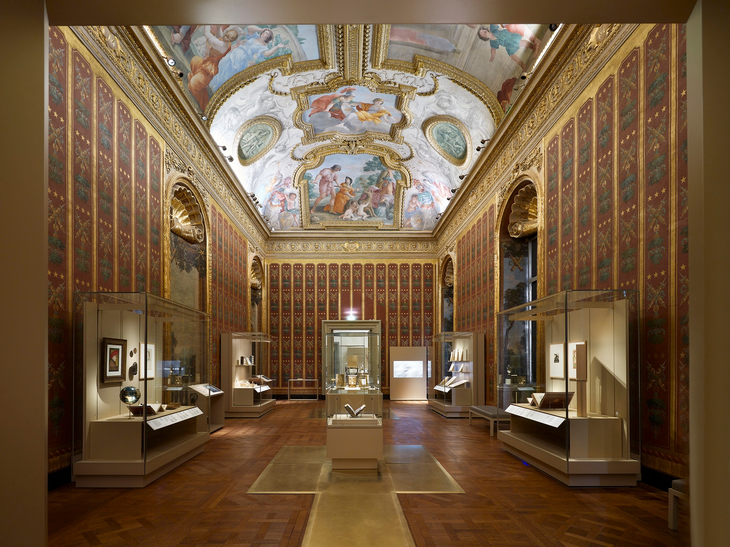 Display Case - Q-Class