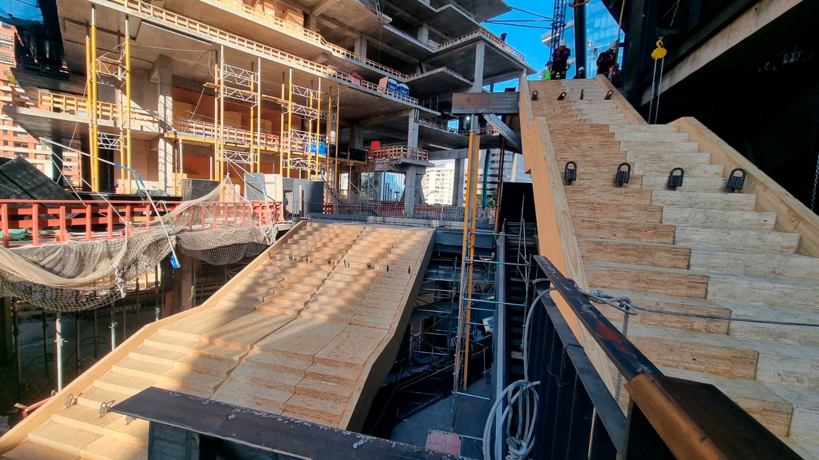 Madera laminada en Mercado Urbano Tobalaba