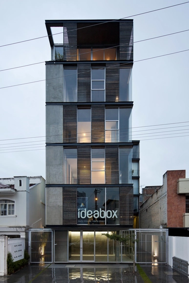 Edificio 03 98 / Espinoza Carvajal Arquitectos - Office Buildings, Facade, Balcony, Stairs