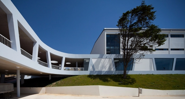Rafael Bordalo Pinheiro中学 / Sousa Santos Architects - 中小学校