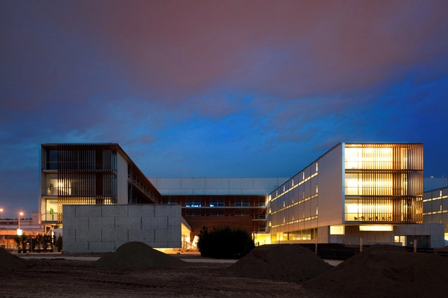 Hospital of Sant Joan Despi Doctor Moises Broggi / Pinearq + Brullet-De Luna Arquitectes - Hospital , Facade