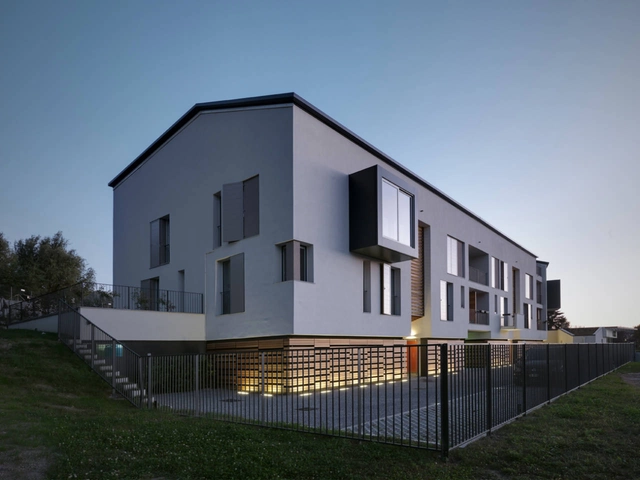 Residencial-Commercial Building In Azzate - 商业建筑