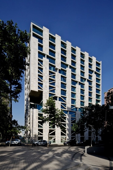 Costanera Lyon / Eugenio Simonetti + Renato Stewart - Edificio De Oficinas