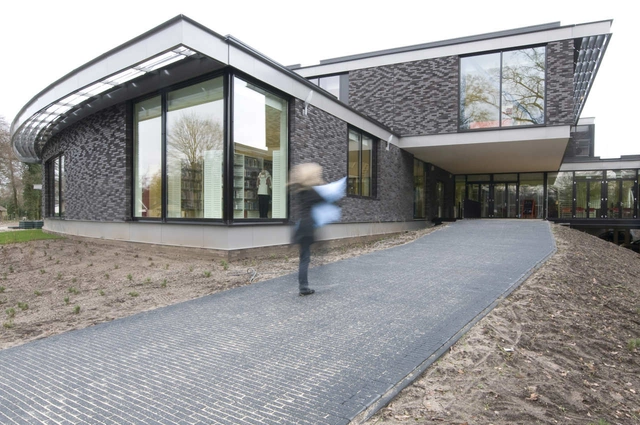 多功能建筑 / BDG Architects - 中小学校