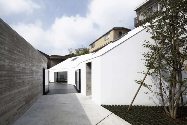 Lik House / Satoru Hirota Architects - Houses, Courtyard, Facade