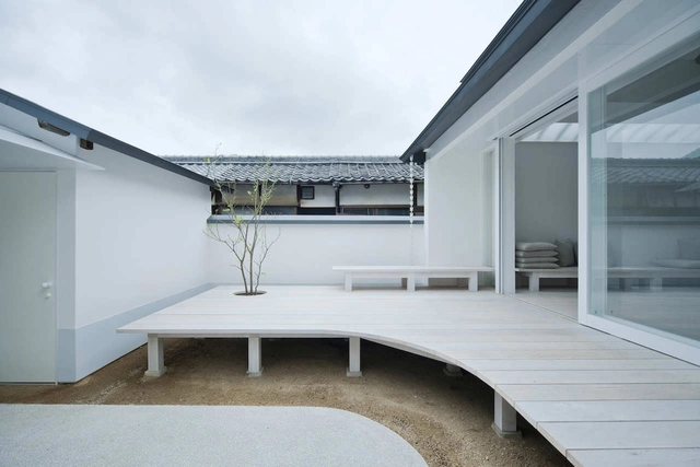 White Dormitory For Il Vento / Koichi Futatsumata - Renovation, Facade, Handrail, Lighting