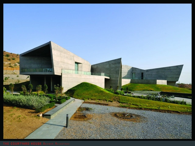 The Courtyard House  / Sanjay Puri Architects PVT Ltd - 独立住宅