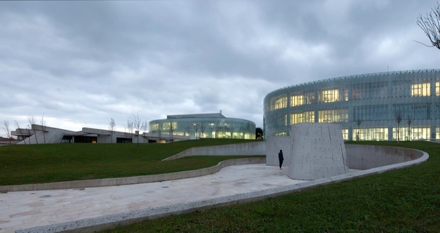 软件和植物生物技术 / Coll-Barreu Arquitectos - 科学中心
