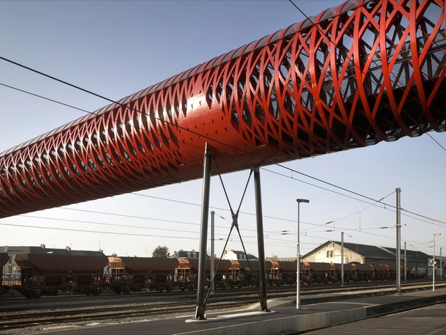 Pasarela de ferrocarril en Roche-sur-Yon / Bernard Tschumi Architects + HDA - Puente Peatonal
