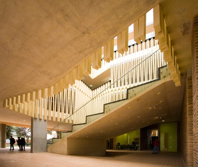 欧米茄大楼 / Daniel Bonilla Arquitectos - 中小学校