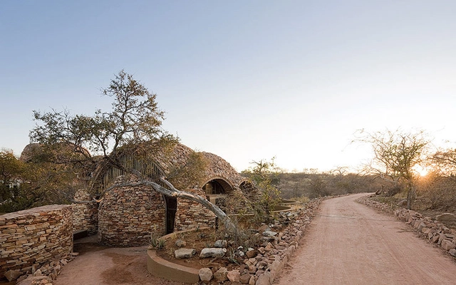 Centro de Interpretação Mapungubwe / Peter Rich Architects. - Centro De Visitantes