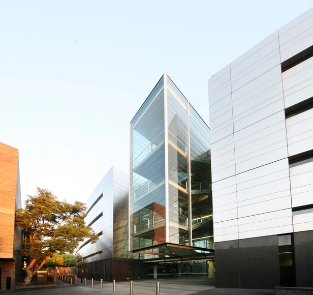 School of Information Technologies - 高等教育设施