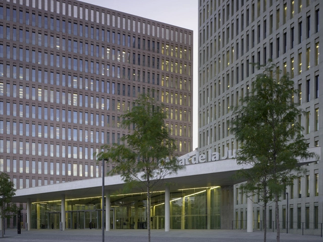 Cidade da Justiça de Barcelona e L’Hospitalet de Llobregat / b720 Fermín Vázquez Arquitectos + David Chipperfield - Edifícios Institucionais