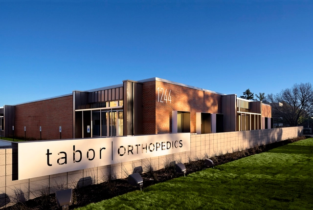 Tabor Orthopedics / archimania - Renovation, Facade