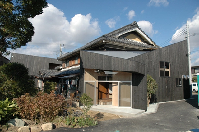 Hankai House / Katsuhiro Miyamoto & Associates - Renovation, Facade, Door
