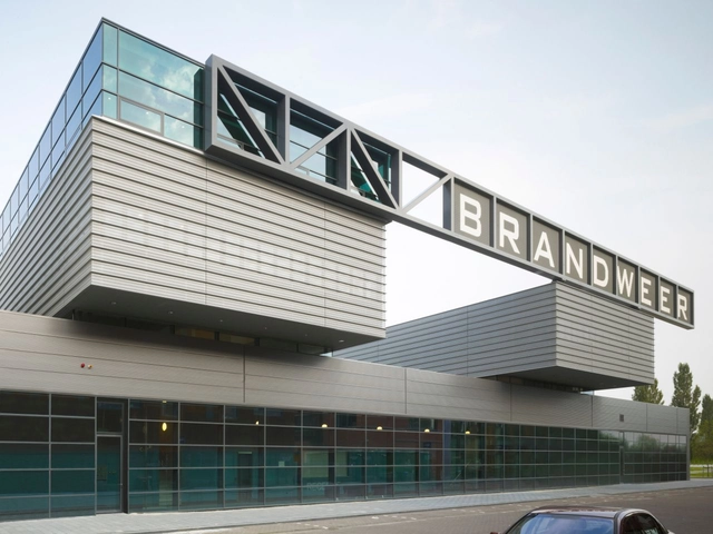 Fire Station Dordrecht / René van Zuuk Architekten - 消防站