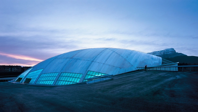 哈卡市曲棍球赛场 / Coll-Barreu Arquitectos - 体育场馆