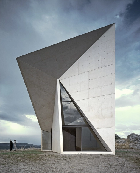 Valleaceron 礼拜堂，将思想神意折叠在建筑中 / S.M.A.O. - 小教堂