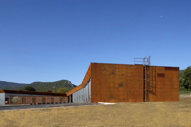 森林消防人员开发中心 / N+B Architectes - 公共机构设施