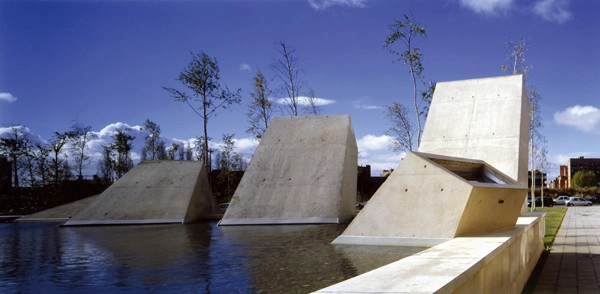 Tanatorio Municipal de Leon / BAAS - Religious Architecture, Facade