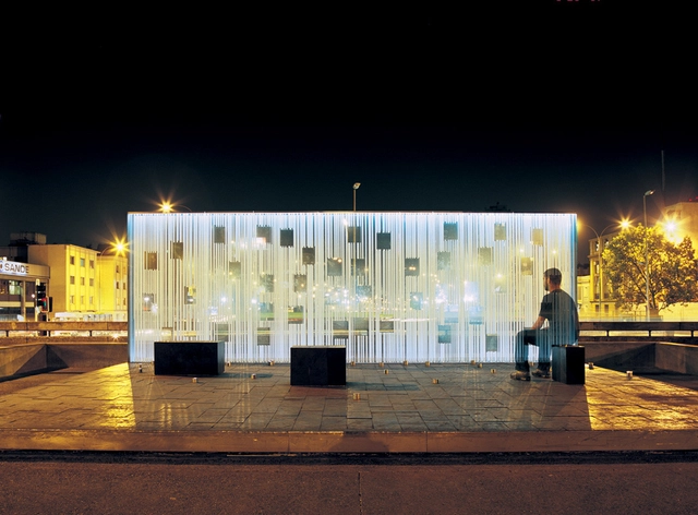 Women in the Memory Monument / oficina de arquitectura - Monuments, Facade, Lighting
