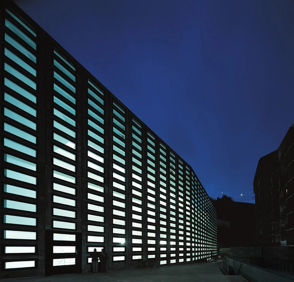 拉佩尼亚综合体育馆 / Coll-Barreu Arquitectos - 娱乐训练场馆