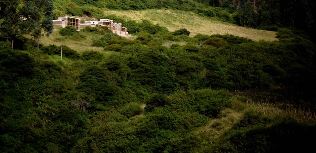 Entre Muros House / al bordE - Houses, Forest