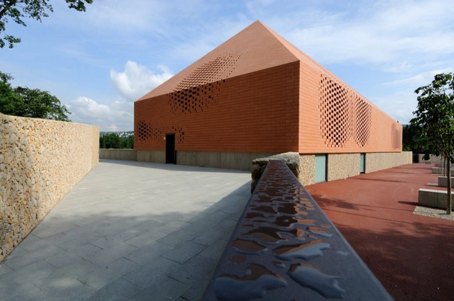 Espaço de Recepção Papa João Paulo II / Randić & Turato - Espaços De Culto
