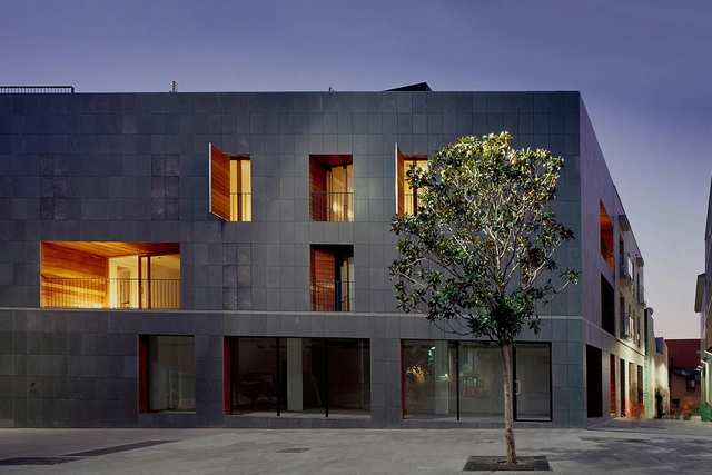 137 Housing / H Arquitectes - Housing, Facade