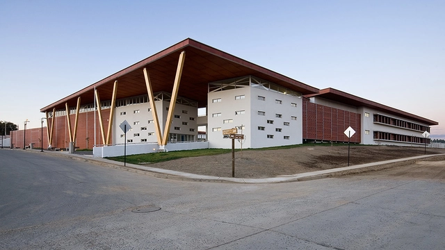 恩佩卓拉多San Ignacio高中 / PLAN Arquitectos - 高中