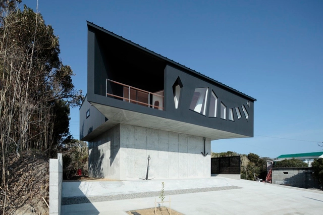 A House Awaiting Death / EASTERN Design Office - Houses, Facade