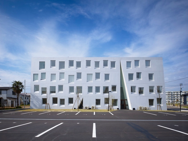 One Roof Apartment / Akihisa Hirata - Apartments, Facade, Door