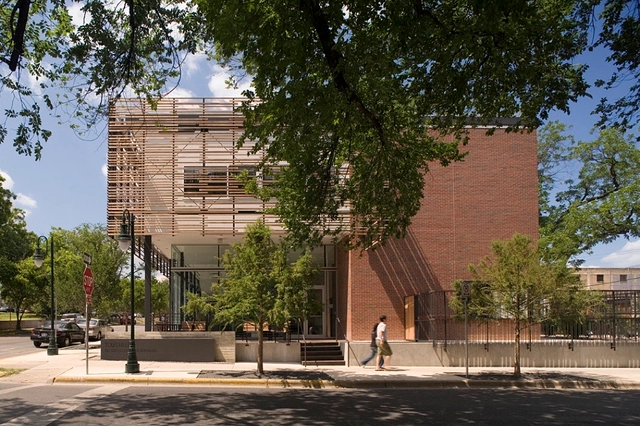Texas Hillel: The Topfer Center for Jewish Life / Alter Studio - Community Center, Facade