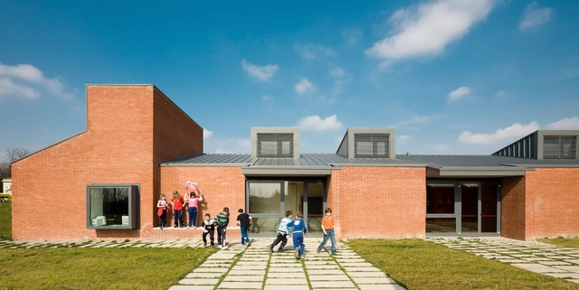 Casalserugo Primery School / Adolfo Zanetti - Schools , Courtyard, Stairs, Facade