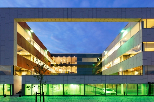 Simed健康关怀中心 / DHV Architects - 办公设施