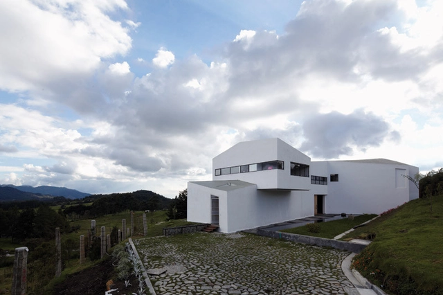 House on the Slope / Paisajes Emergentes - Houses, Facade