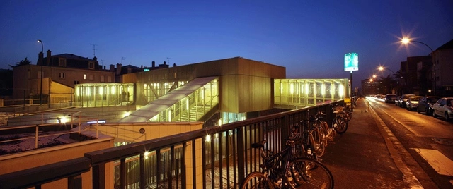 Bridge Building / Atelier Phileas - Bridges , Fence, Facade, Handrail