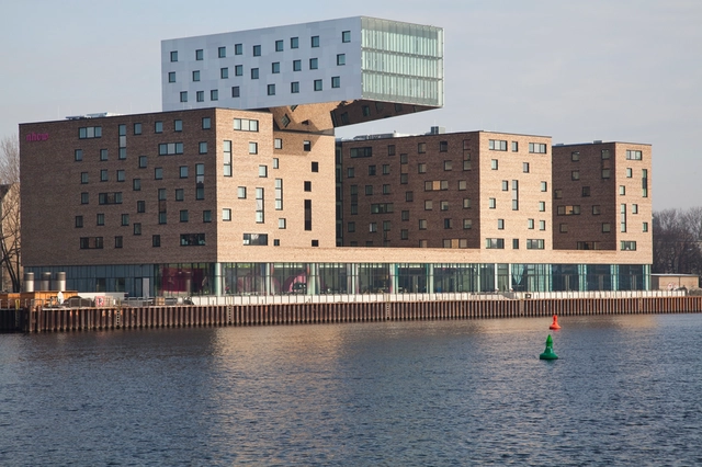 Hotel Nhow / Tchoban Voss Architekten - Hoteles
