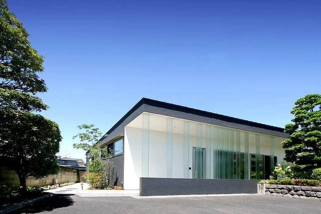 House With Glass Louvers / StudioGreenBlue - Houses, Garden, Facade, Door