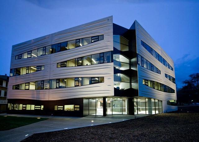 Hedley Bull Centre / Lyons - 大学
