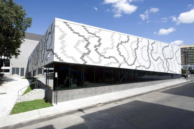Jean-Claude Malépart中心体育馆 / Saia Barbarese Toupouzanov Architectes - 娱乐训练场馆