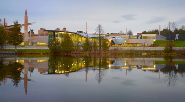 Trent University Chemical Sciences Building / Teeple Architects - University, Facade