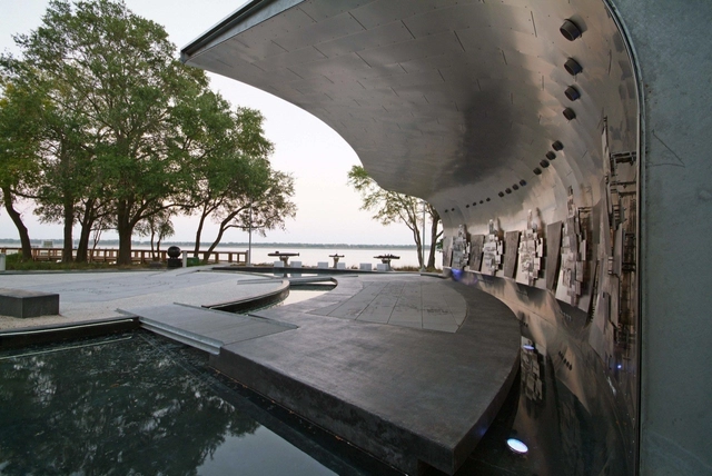 The Greater North Charleston Naval Base Memorial / BNIM + Burt Hill -         Memorial Center, Arch, Facade