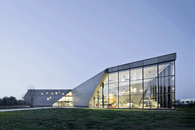Museum of Aviation and Aviation Exhibition Park / Pysall. Ruge Architekten + Bartlomiej Kisielewski - 博物馆