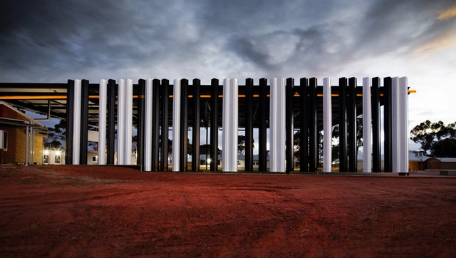 Caritas College Junior School External Covered Area / Tridente Architects - 中小学校