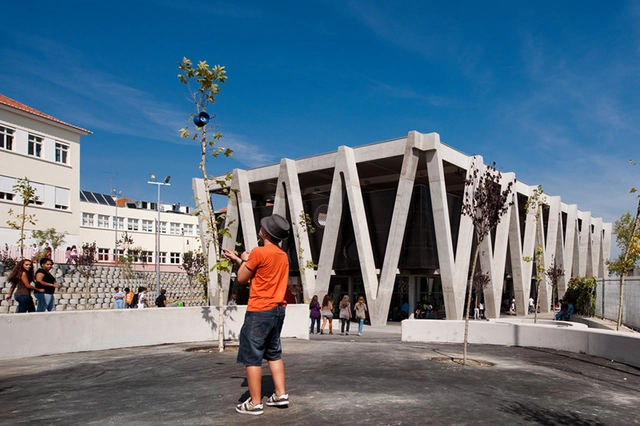 Emidio Navarro二世中学 / Oficina Ideias em Linha - 高中