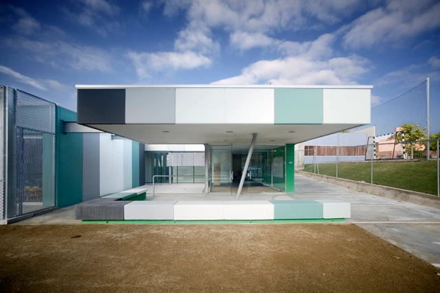 La Mercè日间看护中心 / Romà Pàmpols, David Pàmpols / Pampols Arquitecte + Xavier F. Rodríguez, Josep Mª Burgués / BmesR29 Arquitectes + Montserrat Giné - 教育建筑